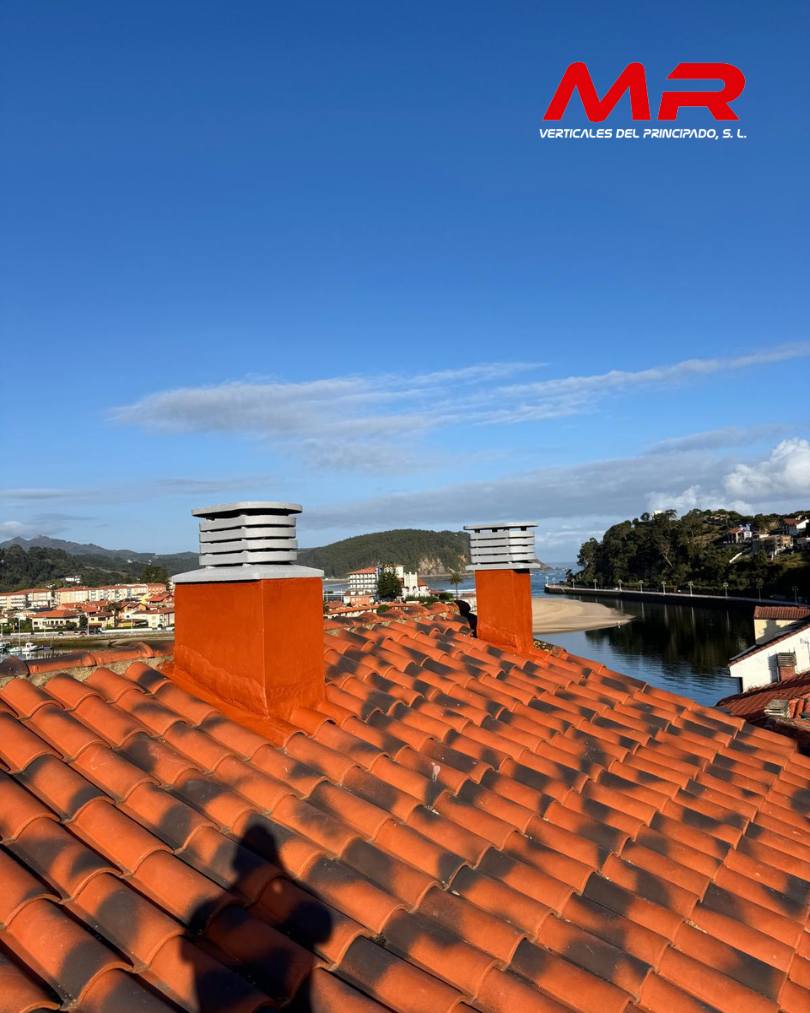 Mr Verticales. Construcción chimenea en tejado de Ribadesella