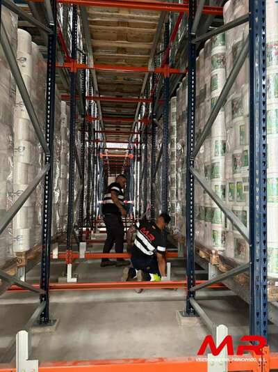 Montaje y nivelación técnica de estanterías metálicas de alta densidad y transporte continuo por MR Verticales para un centro logístico en Portugal. Especialistas en instalaciones industriales desde Gijón