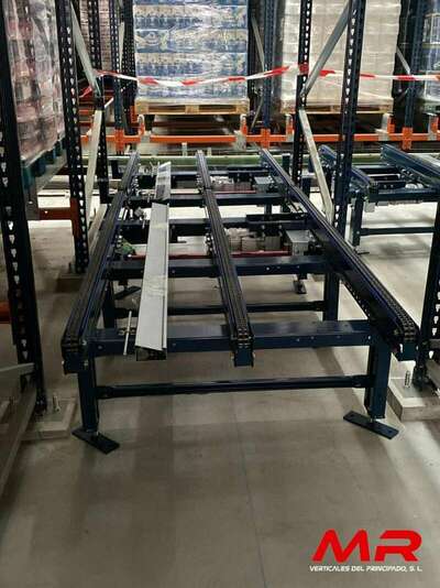 Montaje y nivelación técnica de estanterías metálicas de alta densidad y transporte continuo por MR Verticales para un centro logístico en Portugal. Especialistas en instalaciones industriales desde Gijón