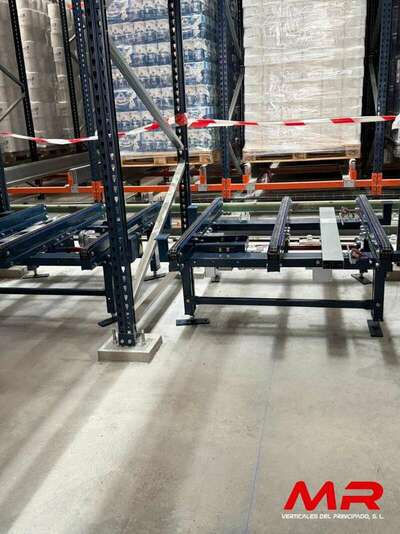 Montaje y nivelación técnica de estanterías metálicas de alta densidad y transporte continuo por MR Verticales para un centro logístico en Portugal. Especialistas en instalaciones industriales desde Gijón