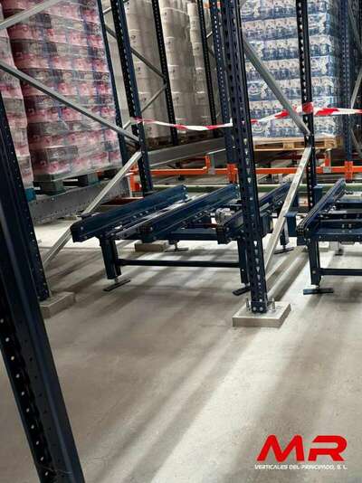 Montaje y nivelación técnica de estanterías metálicas de alta densidad y transporte continuo por MR Verticales para un centro logístico en Portugal. Especialistas en instalaciones industriales desde Gijón