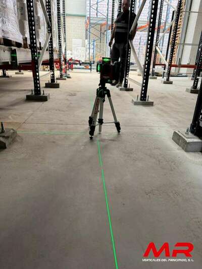 Montaje y nivelación técnica de estanterías metálicas de alta densidad y transporte continuo por MR Verticales para un centro logístico en Portugal. Especialistas en instalaciones industriales desde Gijón