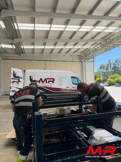 Montaje y nivelación técnica de estanterías metálicas de alta densidad y transporte continuo por MR Verticales para un centro logístico en Portugal. Especialistas en instalaciones industriales desde Gijón