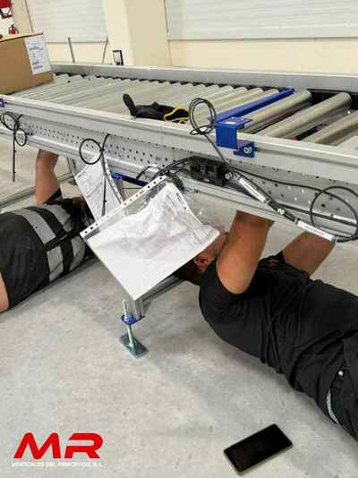 Montaje y calibración de líneas de transportadores en el centro logístico de IKEA