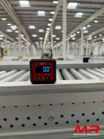 Montaje y calibración de líneas de transportadores en el centro logístico de IKEA