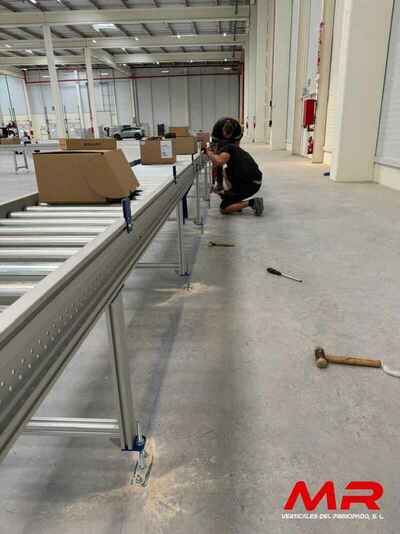 Montaje y calibración de líneas de transportadores en el centro logístico de IKEA