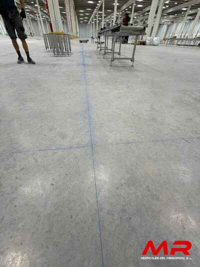 Montaje y calibración de líneas de transportadores en el centro logístico de IKEA