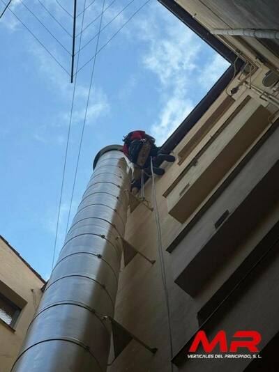 Instalación de chimenea de ventilación en patio interior
