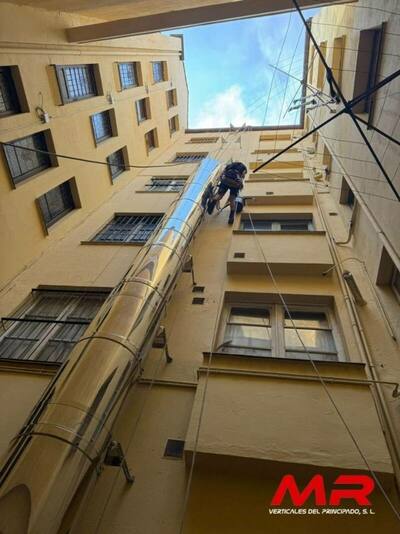 Instalación de chimenea de ventilación en patio interior