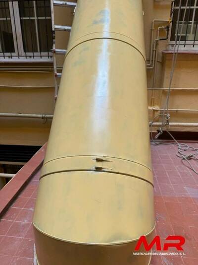Instalación de chimenea de ventilación en patio interior