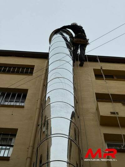 Instalación de chimenea de ventilación en patio interior