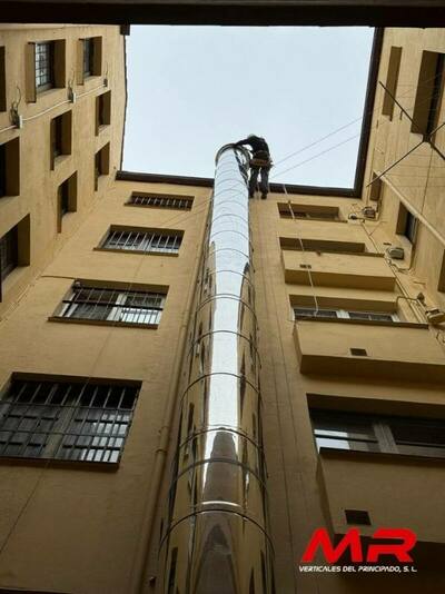 Instalación de chimenea de ventilación en patio interior