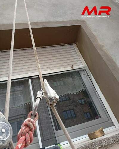 Rehabilitamos una fachada en altura y eliminamos humedades en una ventana sin necesidad de andamios