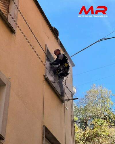 Rehabilitamos una fachada en altura y eliminamos humedades en una ventana sin necesidad de andamios