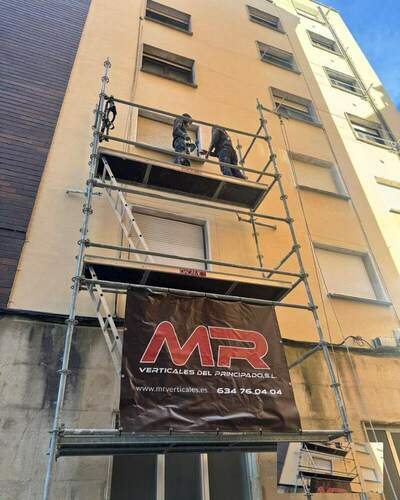 Rehabilitamos una fachada en altura y eliminamos humedades en una ventana sin necesidad de andamios