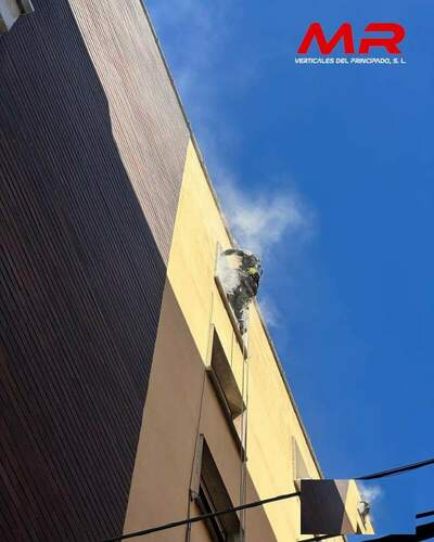 Rehabilitamos una fachada en altura y eliminamos humedades en una ventana sin necesidad de andamios