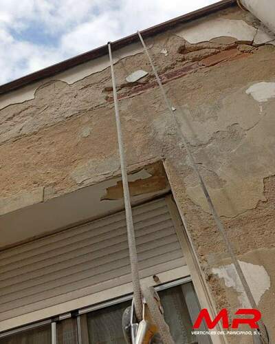Rehabilitamos una fachada en altura y eliminamos humedades en una ventana sin necesidad de andamios