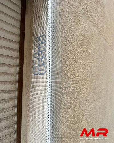 Rehabilitamos una fachada en altura y eliminamos humedades en una ventana sin necesidad de andamios