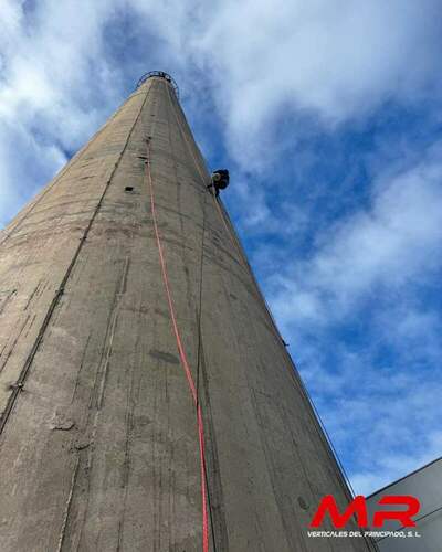 Trabajos verticales en inspección de chimenea industrial de 106 metros en el Polígono de La Pepa por MR Verticales