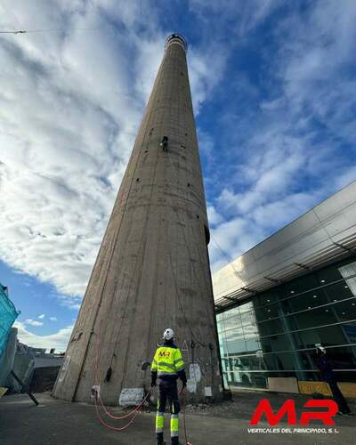 Trabajos verticales en inspección de chimenea industrial de 106 metros en el Polígono de La Pepa por MR Verticales