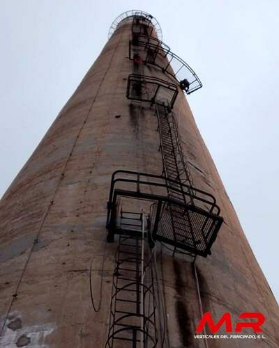 Trabajos verticales en inspección de chimenea industrial de 106 metros en el Polígono de La Pepa por MR Verticales