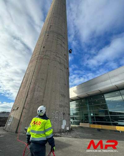 Trabajos verticales en inspección de chimenea industrial de 106 metros en el Polígono de La Pepa por MR Verticales
