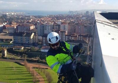 Inspección de fachada ventilada por desprendimientos de plaquetas