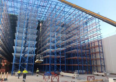 Instalación de estanterías metálicas industriales en una nave de Barcelona