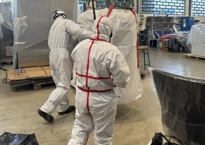 Retirada de amianto en una nave industrial