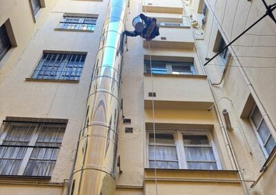 Instalación de chimenea de ventilación en patio interior